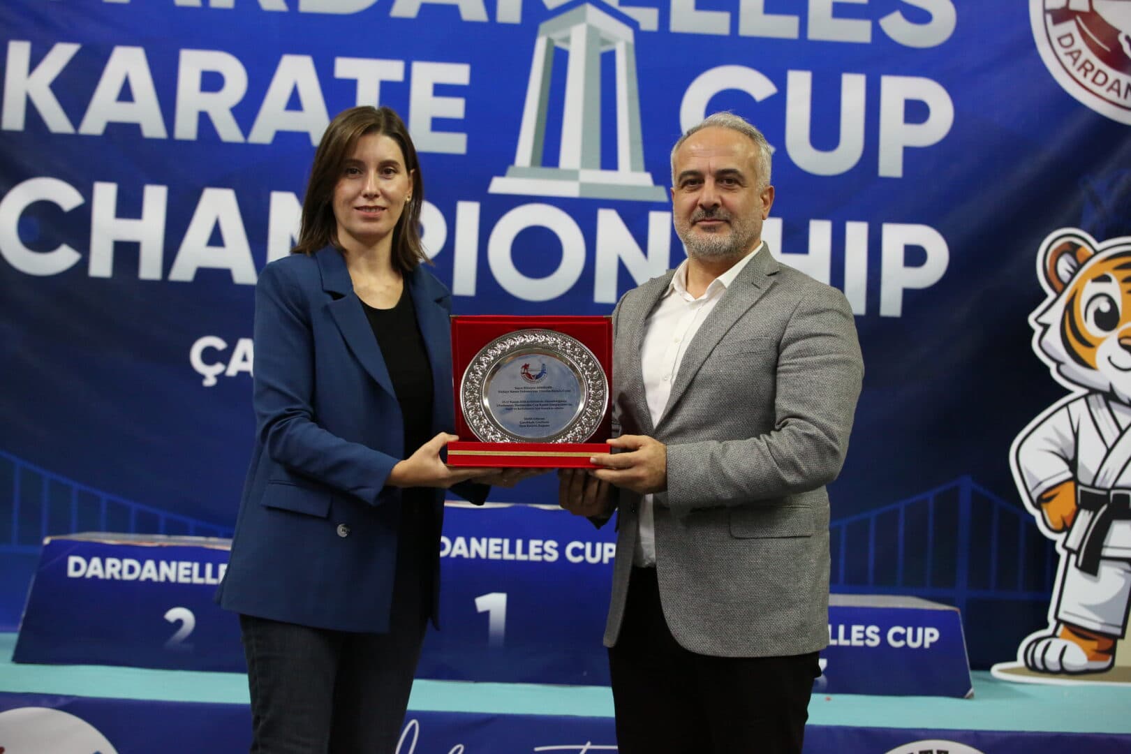 Club representatives receiving a plaque, Dardanelles Cup