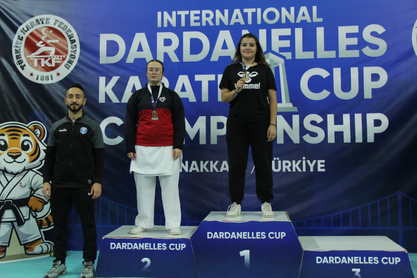 Senior athletes on the podium, Dardanelles Cup